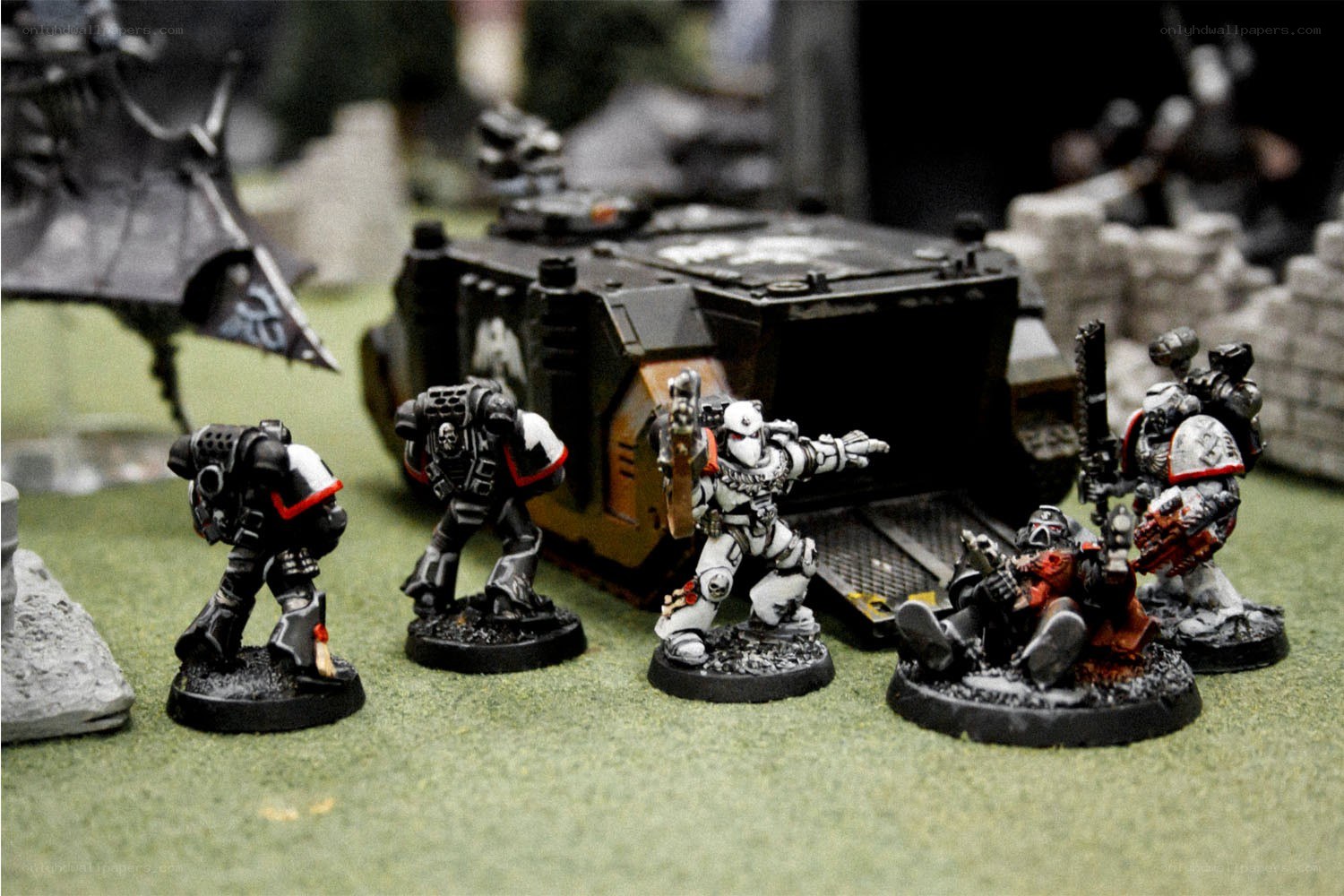 Warhammer 40k miniatures on terrain
