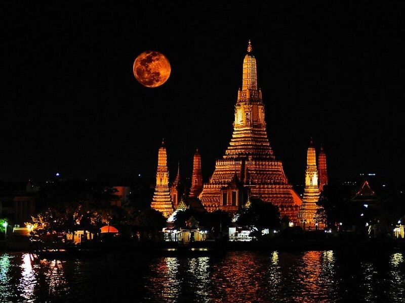 Wat Arun Temple at Night — Black