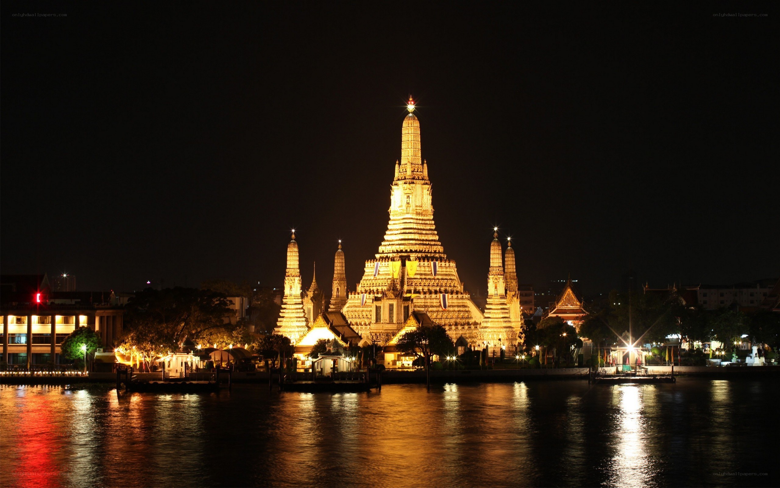 Wat Arun temple at night