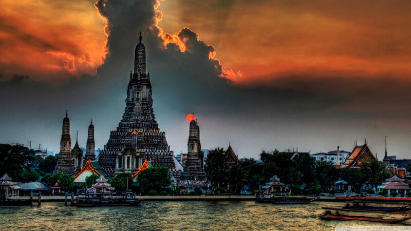 Wat Arun Temple — Orange, Dramatic