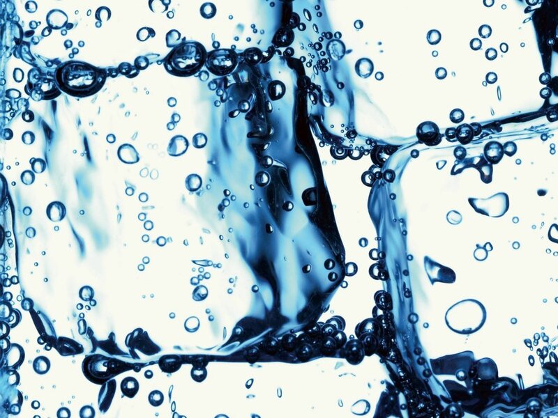 Water bubbles and splashes