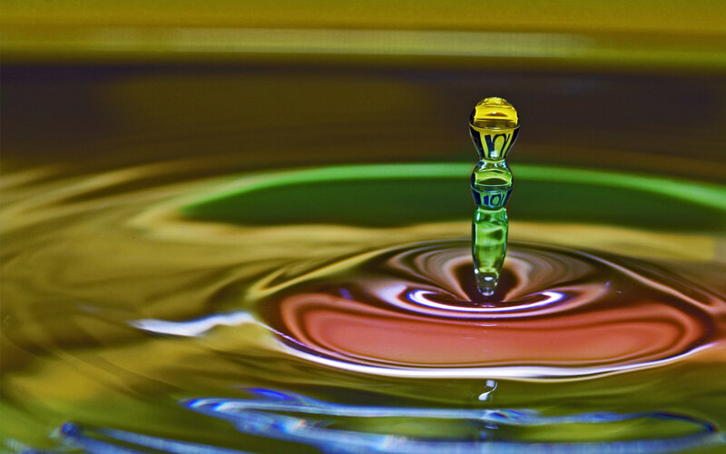 Water Droplet Impact — Green, Calm