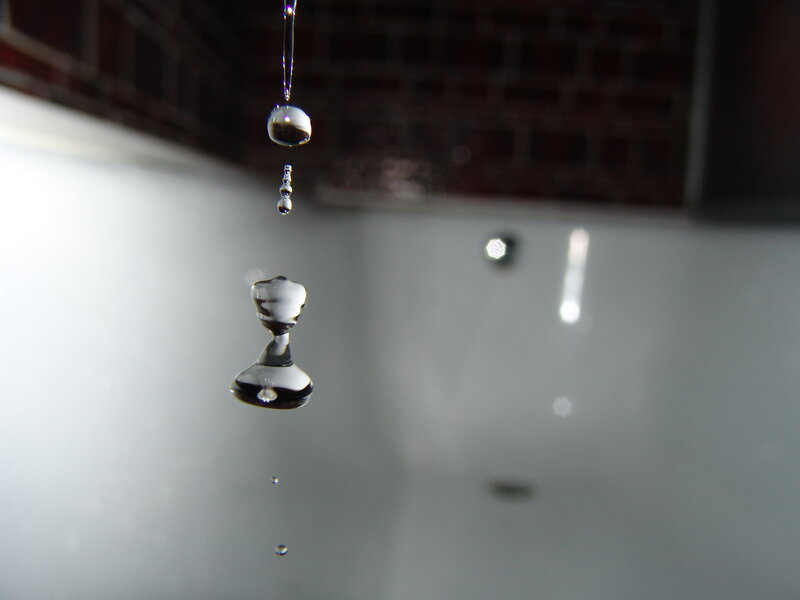 Water droplets falling in a bathtub