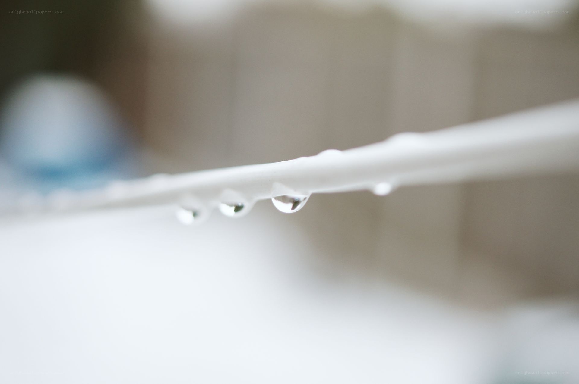 Water droplets on a white rod