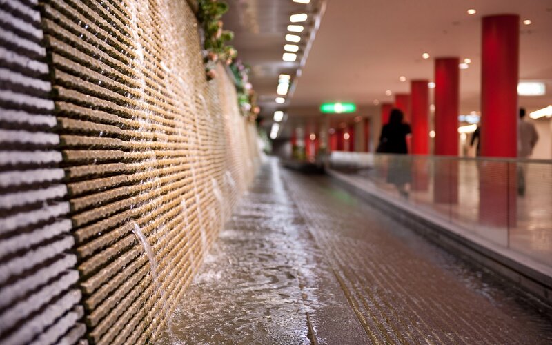 Water feature in a modern hallway