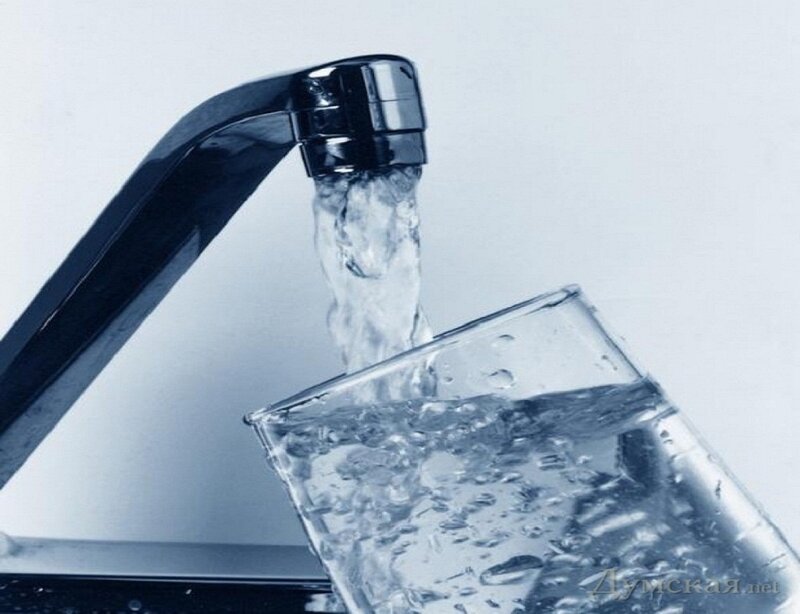 Water Pouring into Glass — Blue