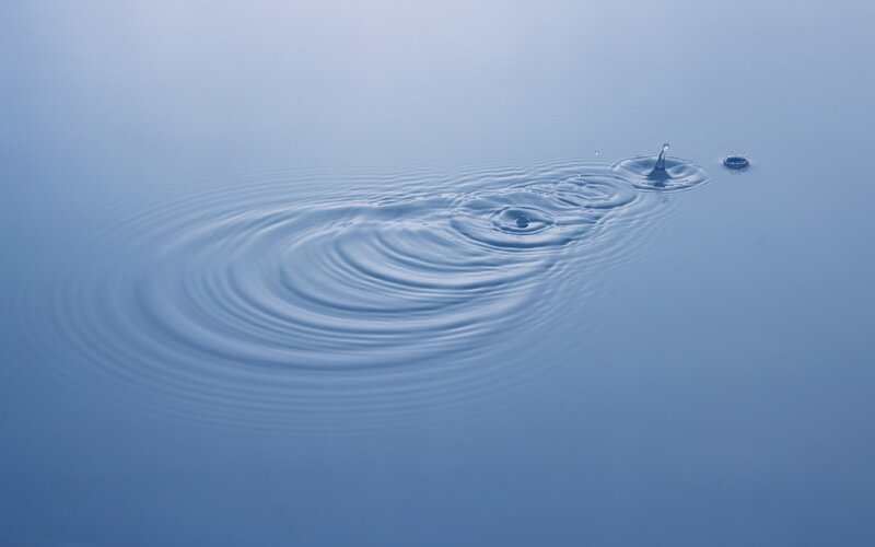 Water ripples from a falling drop