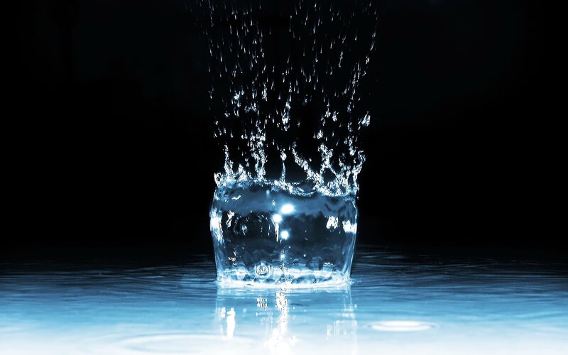 Water Splash in Glass — Blue, Dramatic
