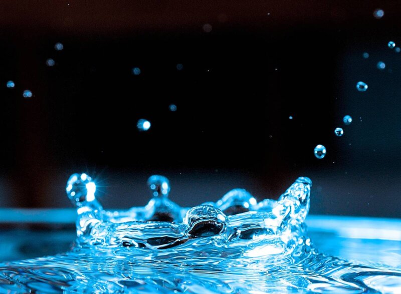 Water Splash in Motion — Blue