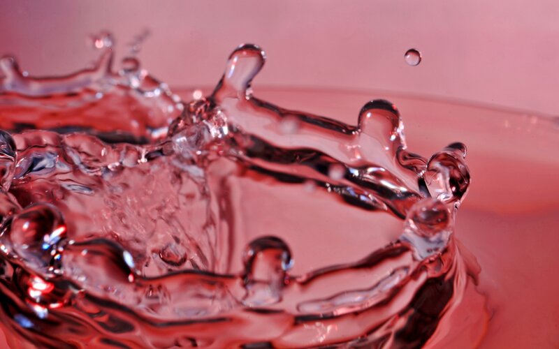 Water Splash in Motion — Red