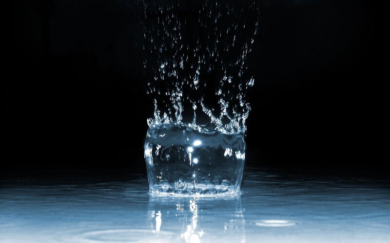 Water splashing in a glass