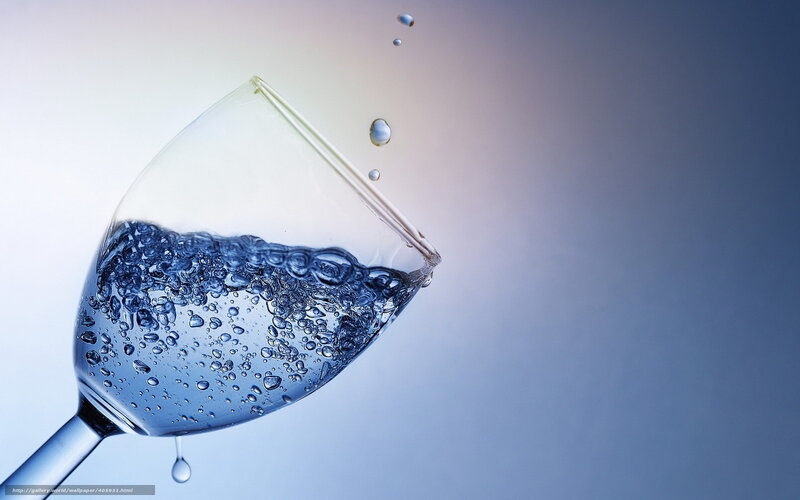 Water splashing in a glass