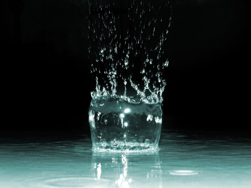 Water Splashing in Glass — Black