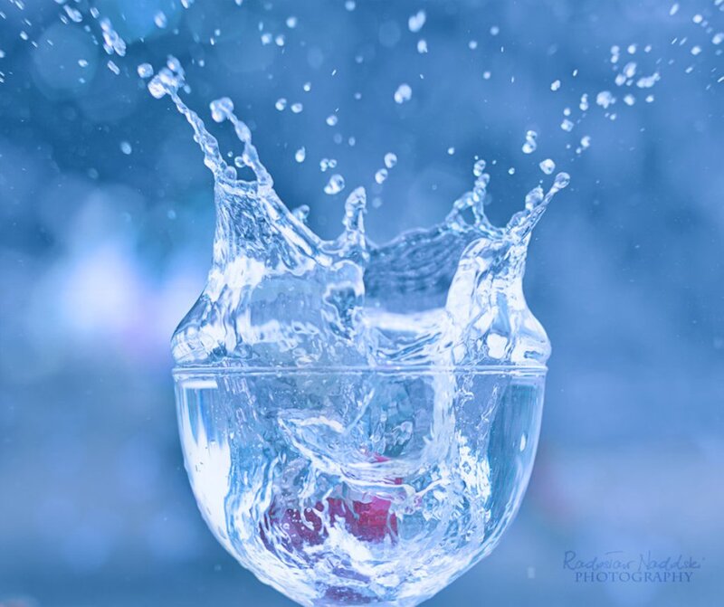 Water Splashing in Glass — Blue, Dynamic