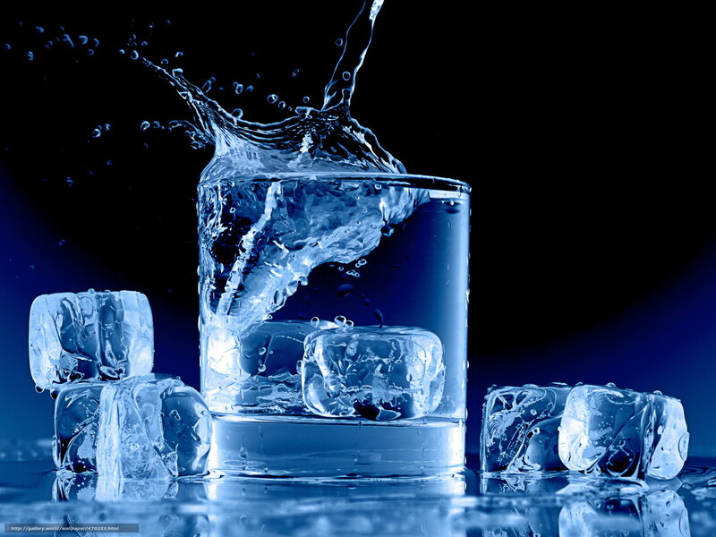 Water splashing in glass with ice