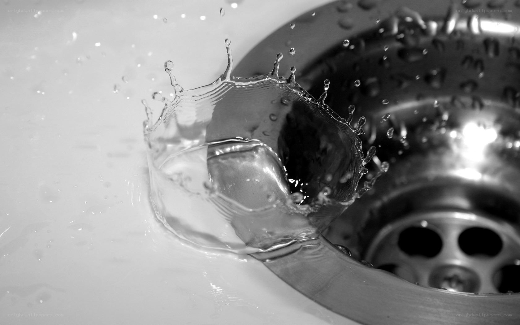 Water splashing in sink