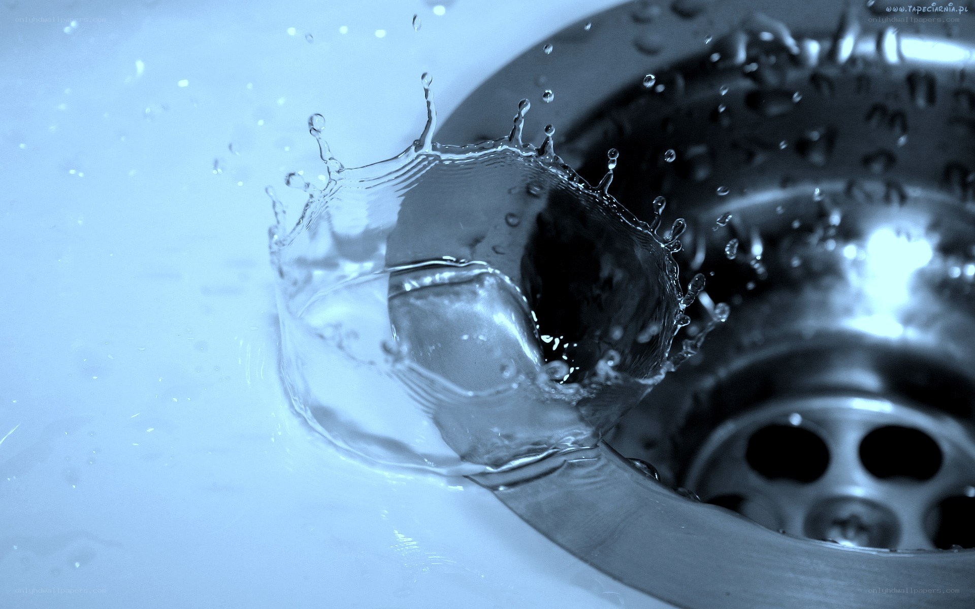 Water splashing into sink