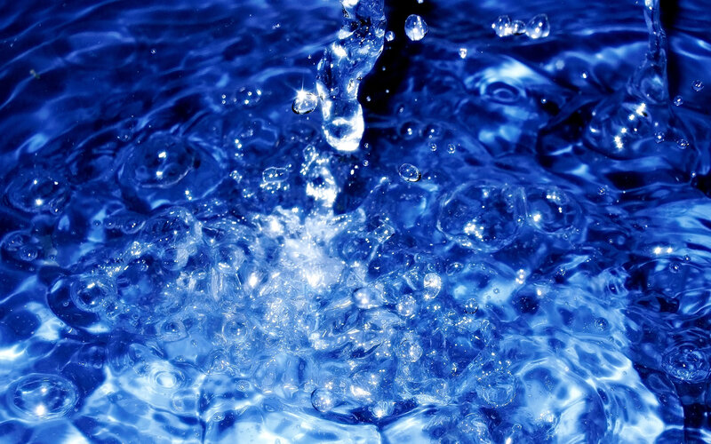 Water splashing with bubbles