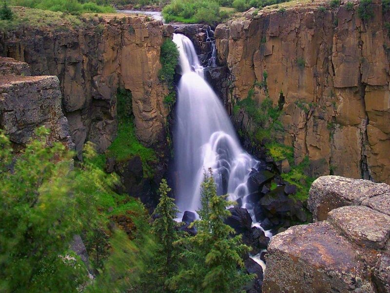 Waterfall in Canyon — Green, Natural