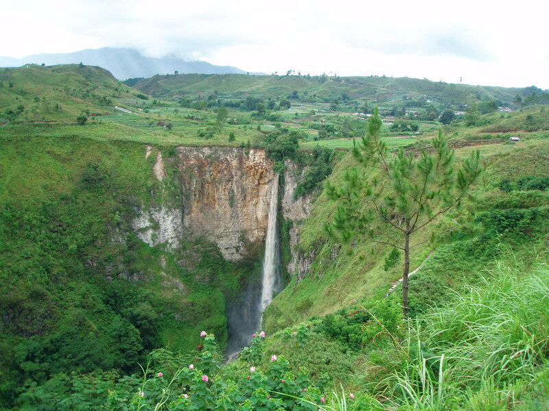 Waterfall in Canyon — Green, Serene