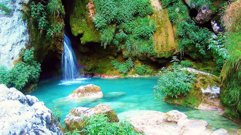 Waterfall in Cave Pool — Green