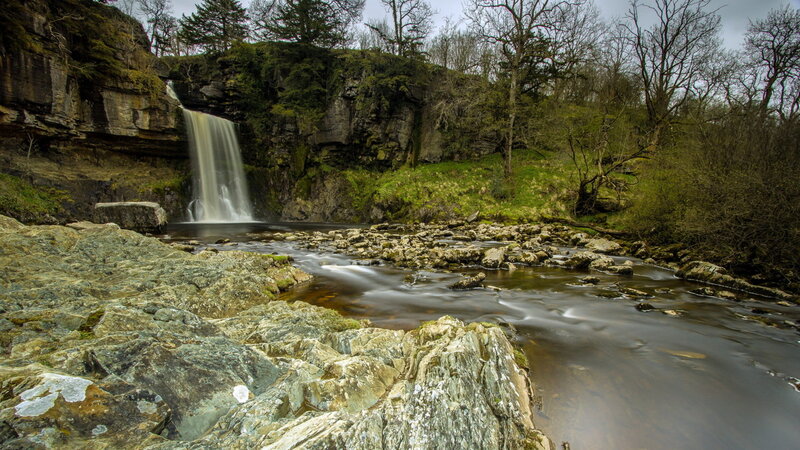 Waterfall in Rocky Gorge — Green, Serene