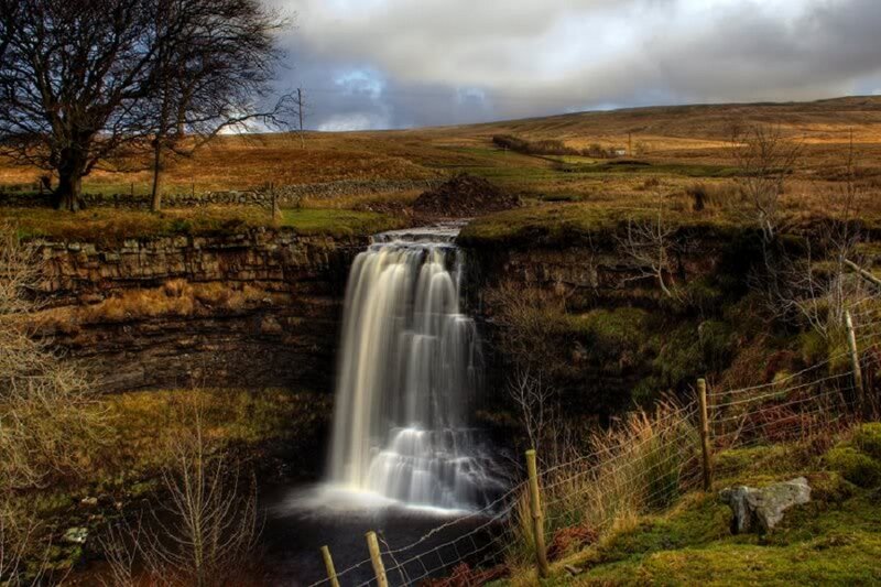Waterfall in Rocky Gorge — Green