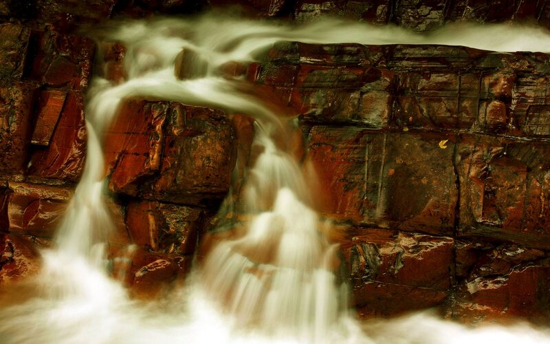 Waterfall on Red Rocks — Dynamic