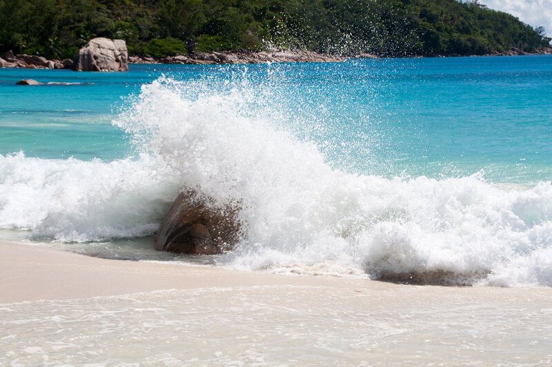 Wave Crashing on Rock — Blue, Dynamic