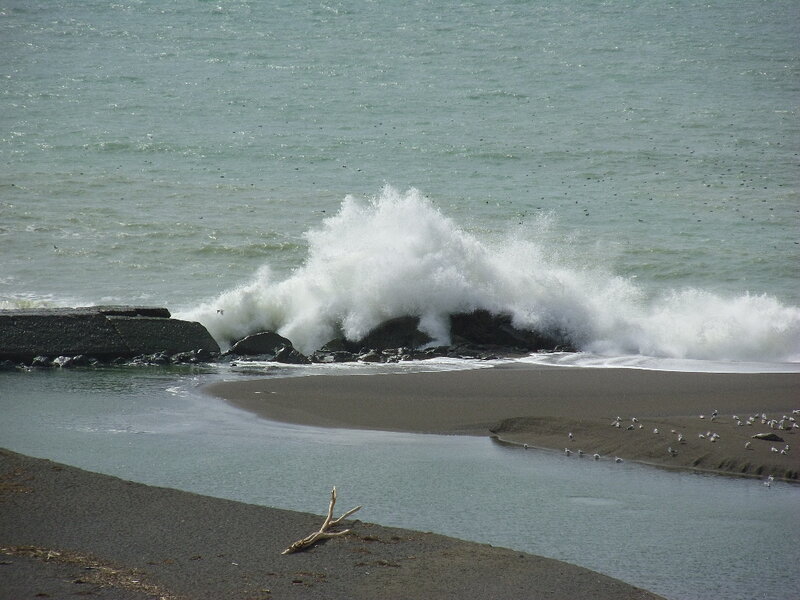 Wave Crashing on Rocks — Gray, Dramatic