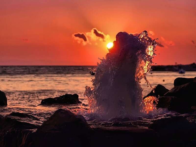 Wave Splashing on Rocks