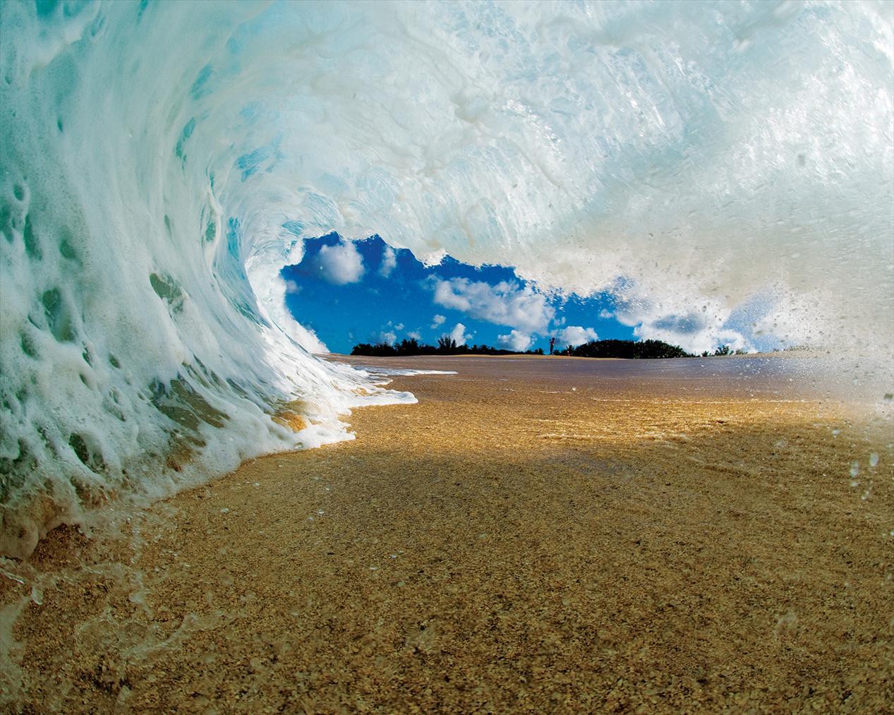 Wave tunnel at the beach