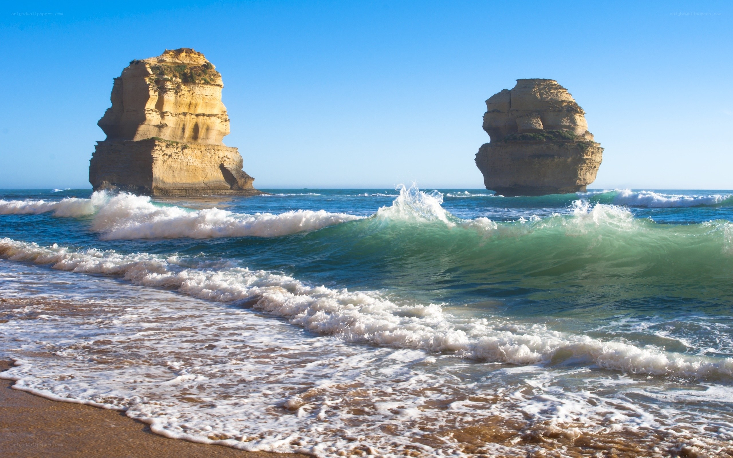 Waves crashing at 12 Apostles