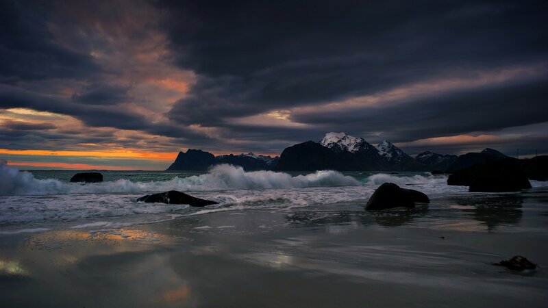 Waves Crashing on Beach — Gray