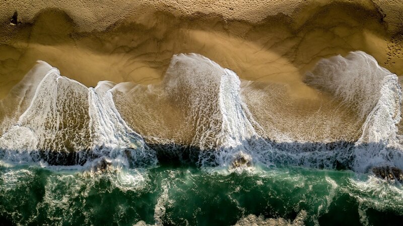 Waves Crashing on Beach — Green, Dynamic