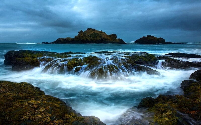 Waves Crashing on Rocks — Blue, Dramatic