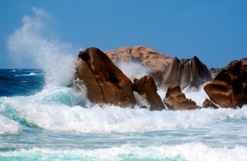 Waves Crashing on Rocks — Blue, Dynamic