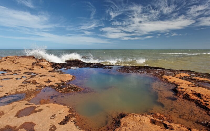 Waves Crashing on Rocks — Dramatic, Brown