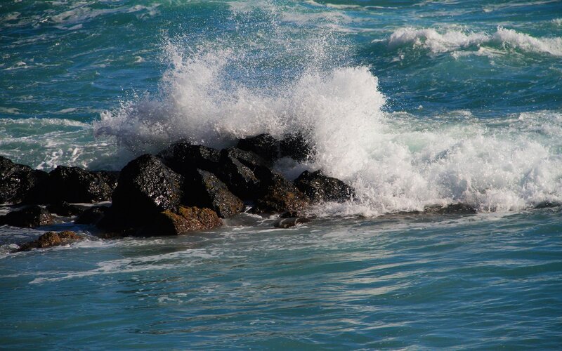 Waves Crashing on Rocks — Dramatic, Foam