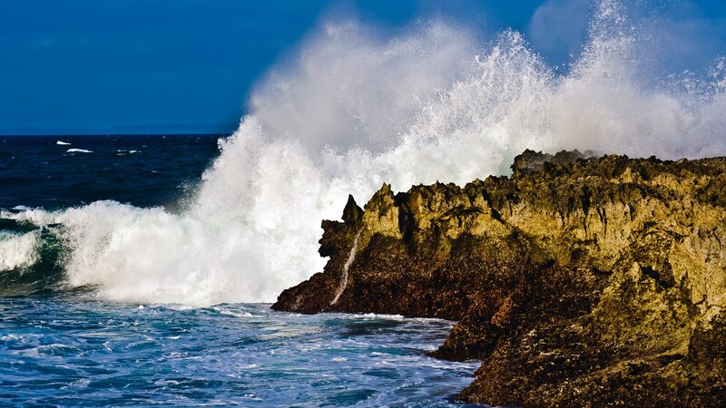 Waves Crashing on Rocks — Dramatic, Ocean