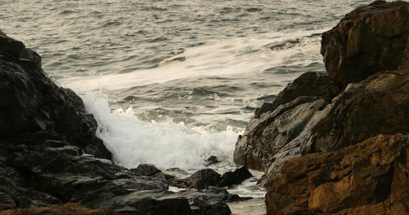 Waves Crashing on Rocks — Gray, Dramatic