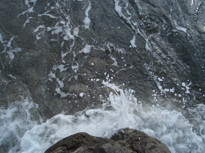 Waves Crashing on Rocks — Gray, Dynamic