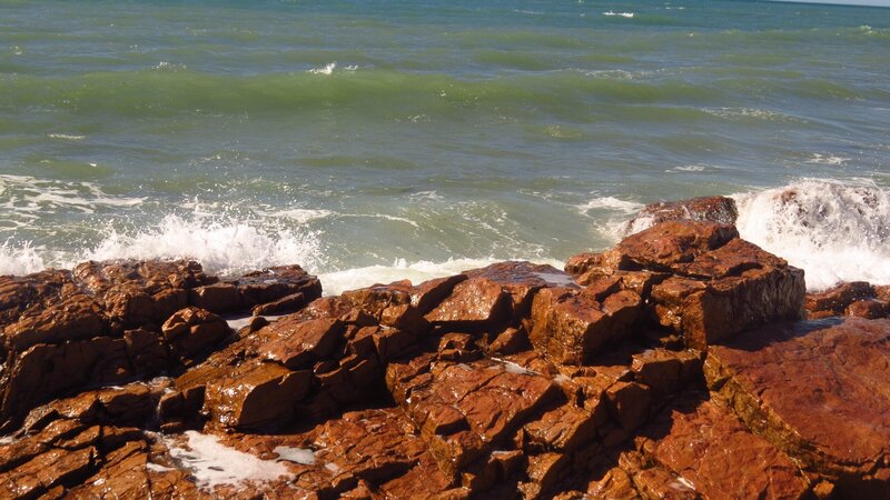 Waves Crashing on Rocks — Green, Dynamic
