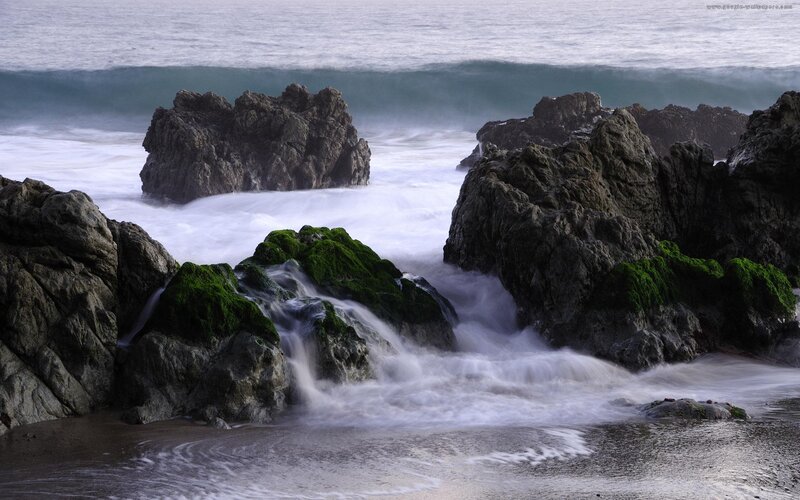 Waves Crashing on Rocks — Green