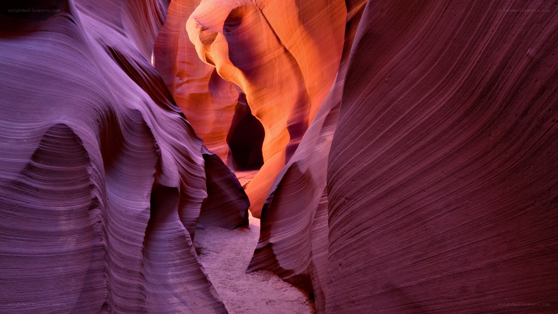 Wavy sandstone canyon walls