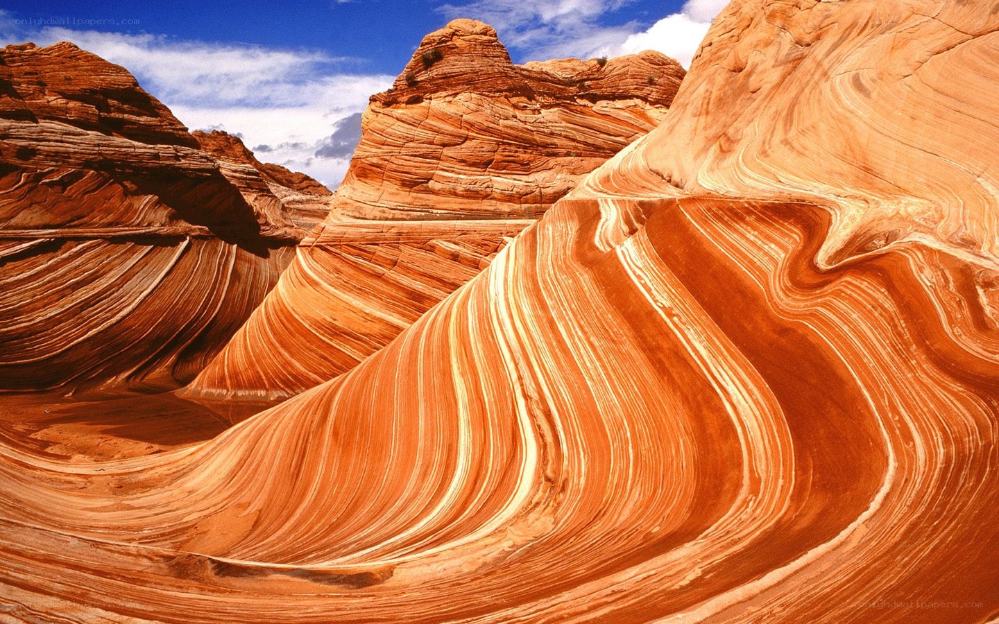 Wavy sandstone formations