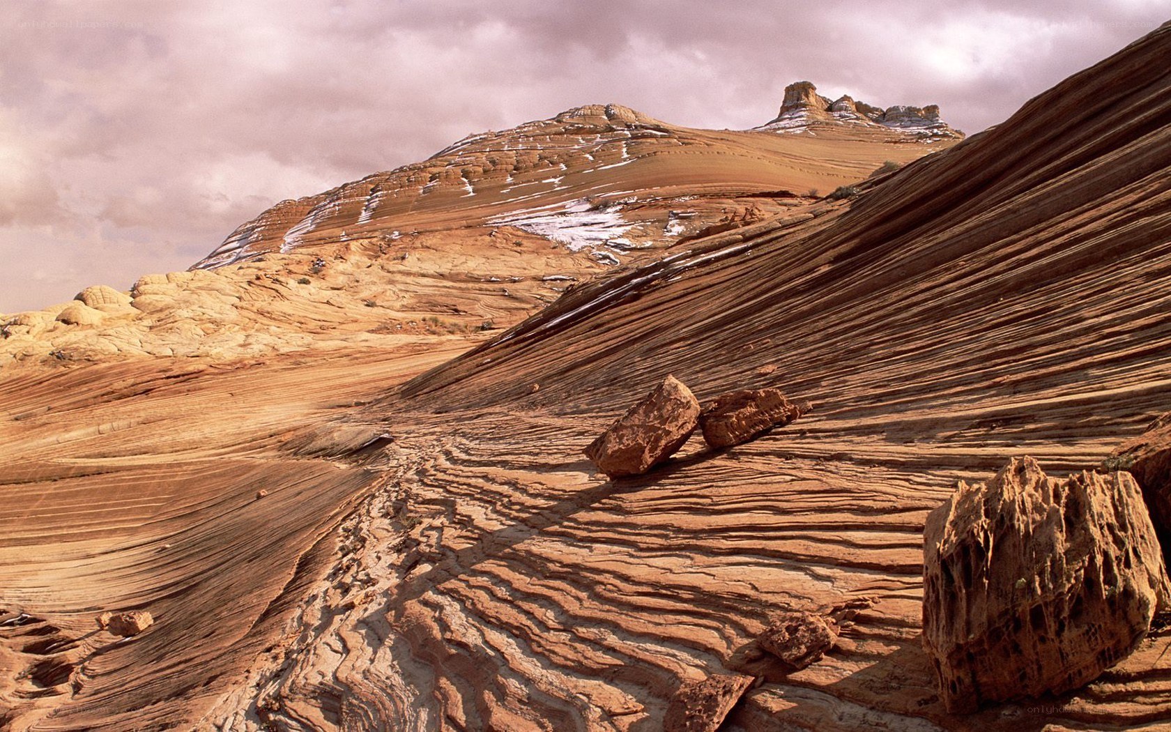 Wavy sandstone formations