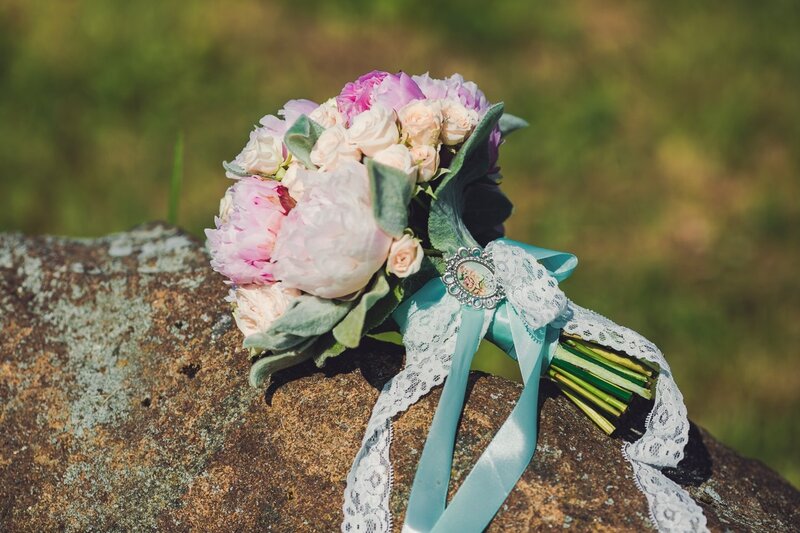 Wedding Bouquet on Rock — Pink