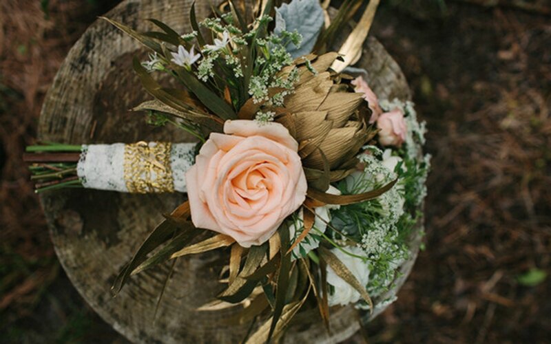 Wedding Bouquet on Stump — Pink