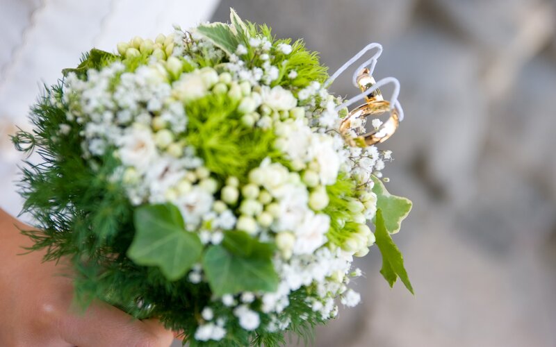 wedding bouquet with rings